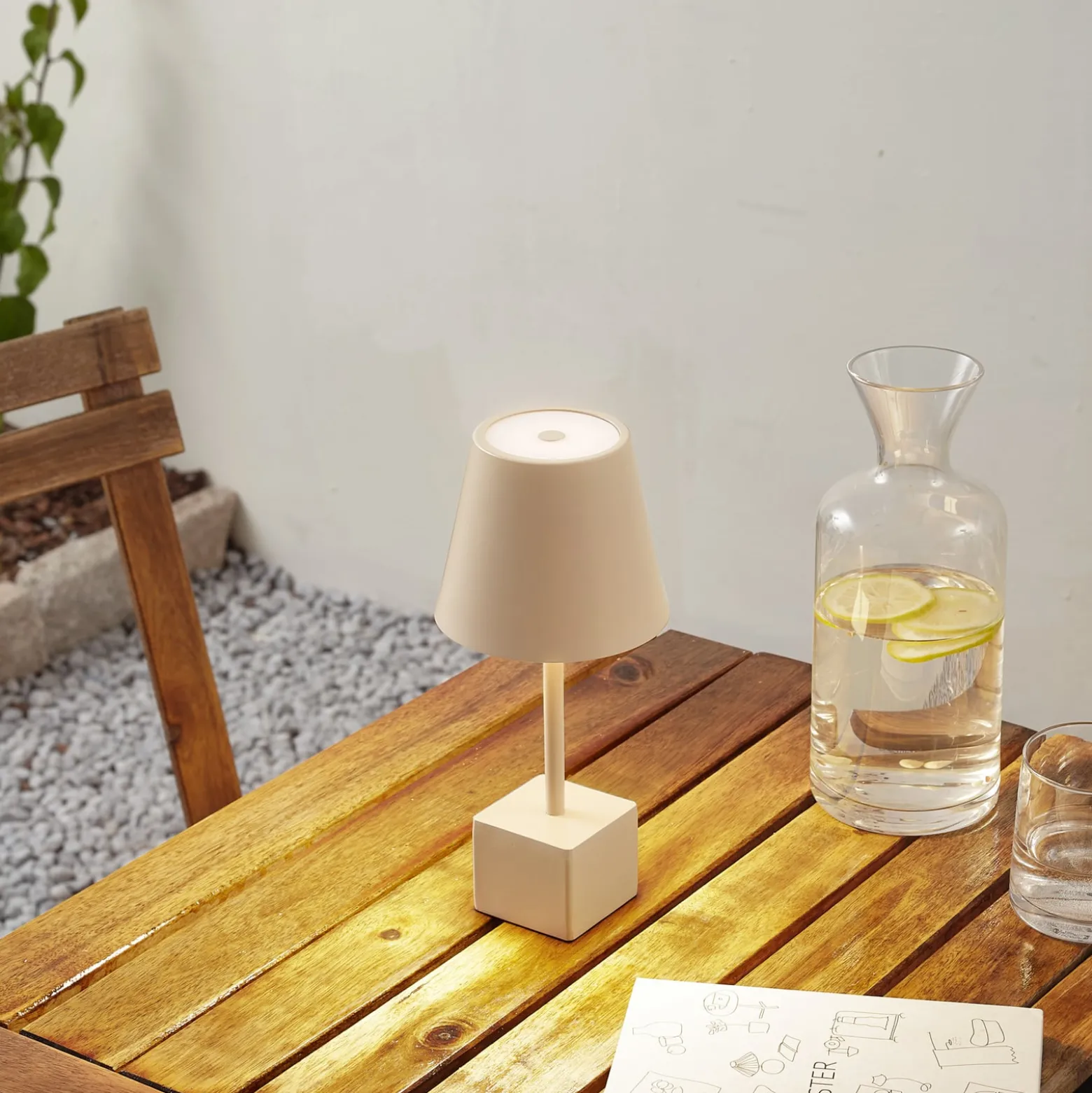 Lindby LED ladattava pöytävalaisin Janea CUBE, beige, metallia