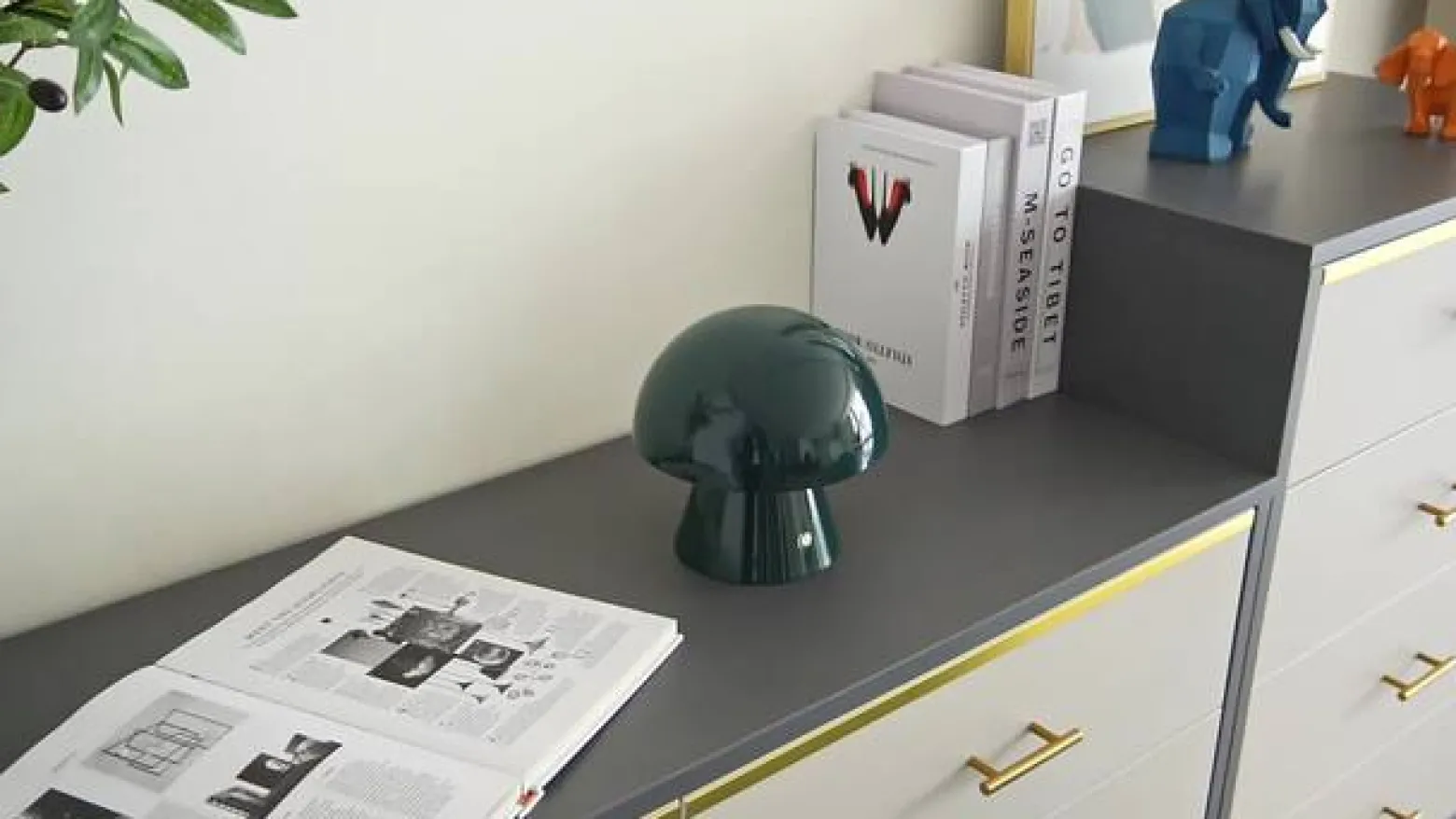 Lindby LED-ladattava pöytävalaisin Nevijo, bensiini, Ø18cm, USB, himmennin