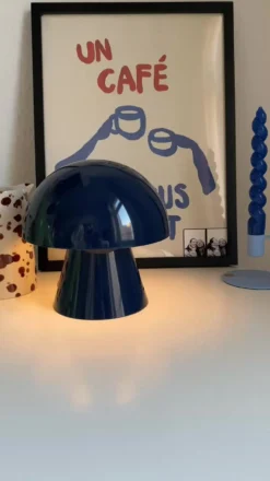 Lindby LED-ladattava pöytävalaisin Nevijo, sininen, Ø18cm, USB, himmennin