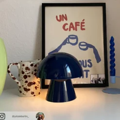 Lindby LED-ladattava pöytävalaisin Nevijo, sininen, Ø18cm, USB, himmennin