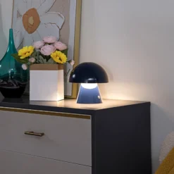 Lindby LED-ladattava pöytävalaisin Nevijo, sininen, Ø18cm, USB, himmennin