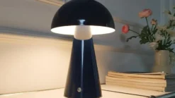 Lindby LED-ladattava pöytävalaisin Nevijo, sininen, Ø20cm, USB, himmennin
