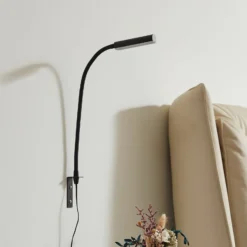 Lindby LED-lukuvalaisin Flexola, musta, kulmikas, pistotulppa