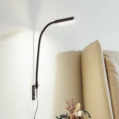 Lindby LED-lukuvalaisin Flexola, musta, kulmikas, pistotulppa