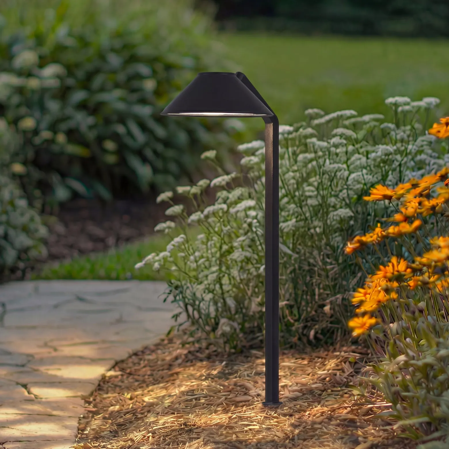 Lindby LED-maapiikkivalaisin Capelo, musta, metalli, 77 cm