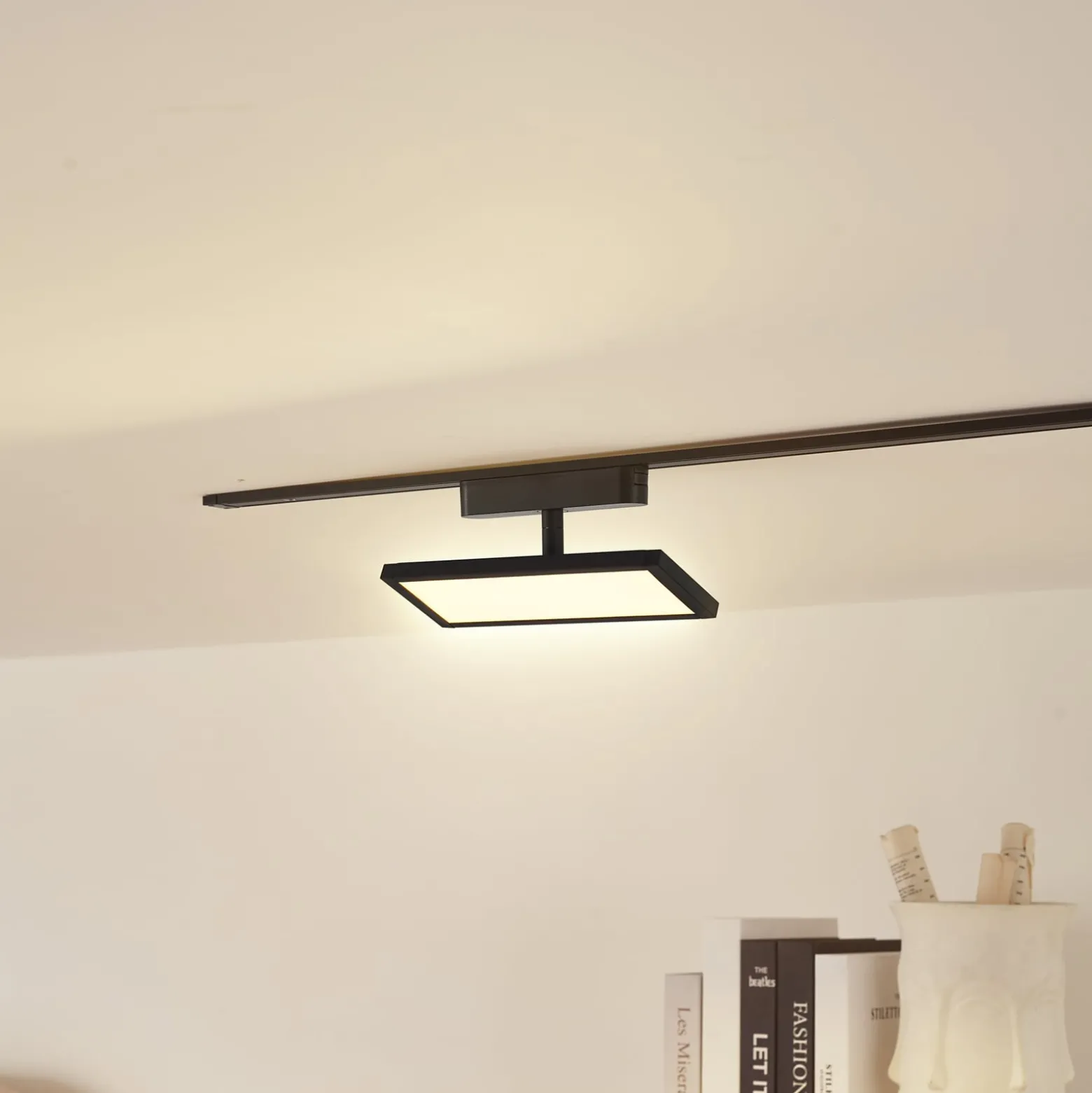 Lindby LED-paneeli 48V Lumaro, musta, alumiini, pituus 20cm, himmennettävä