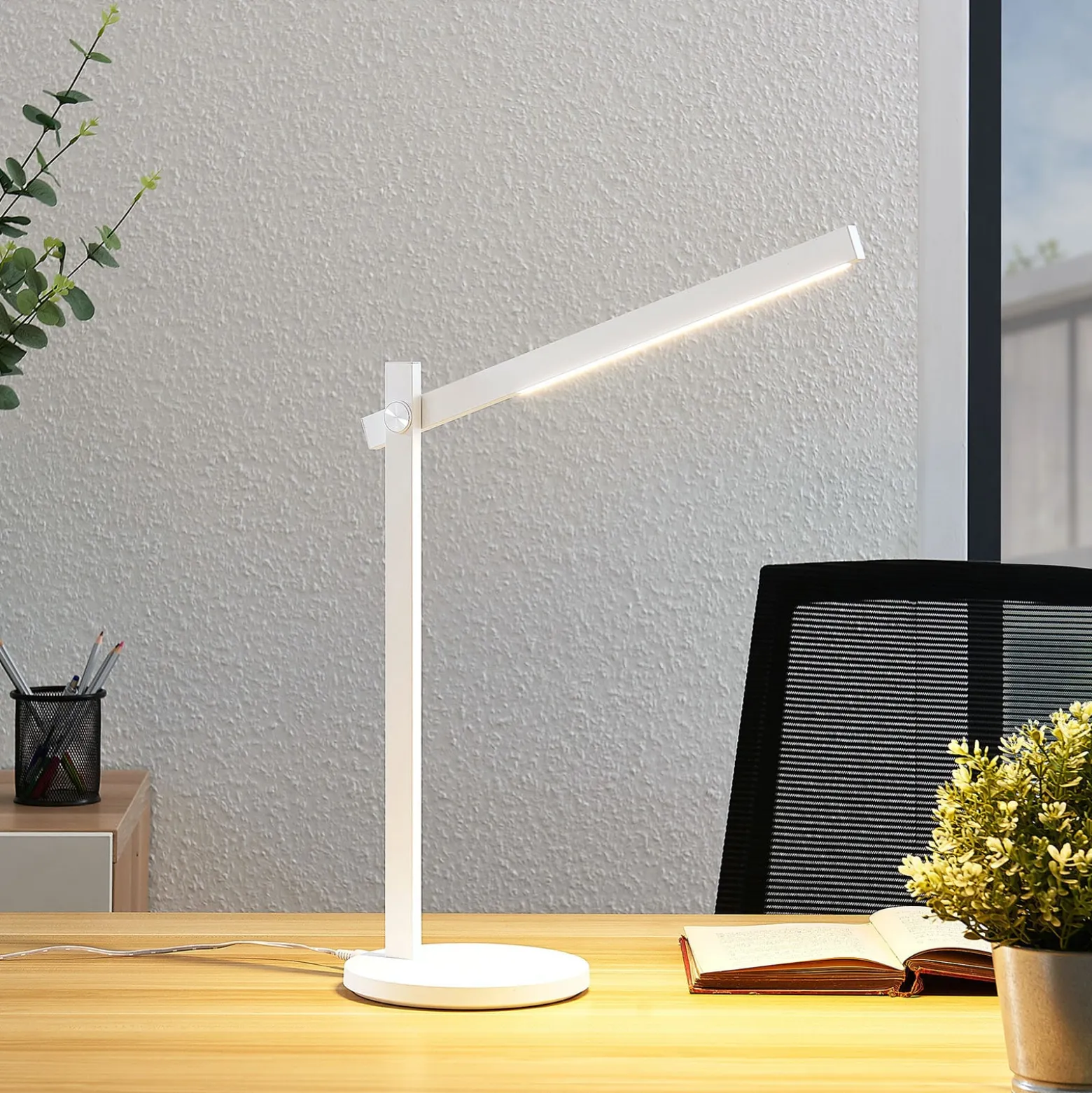 Lindby LED-pöytävalaisin Loretta, korkeus 43 cm, valkoinen, CCT