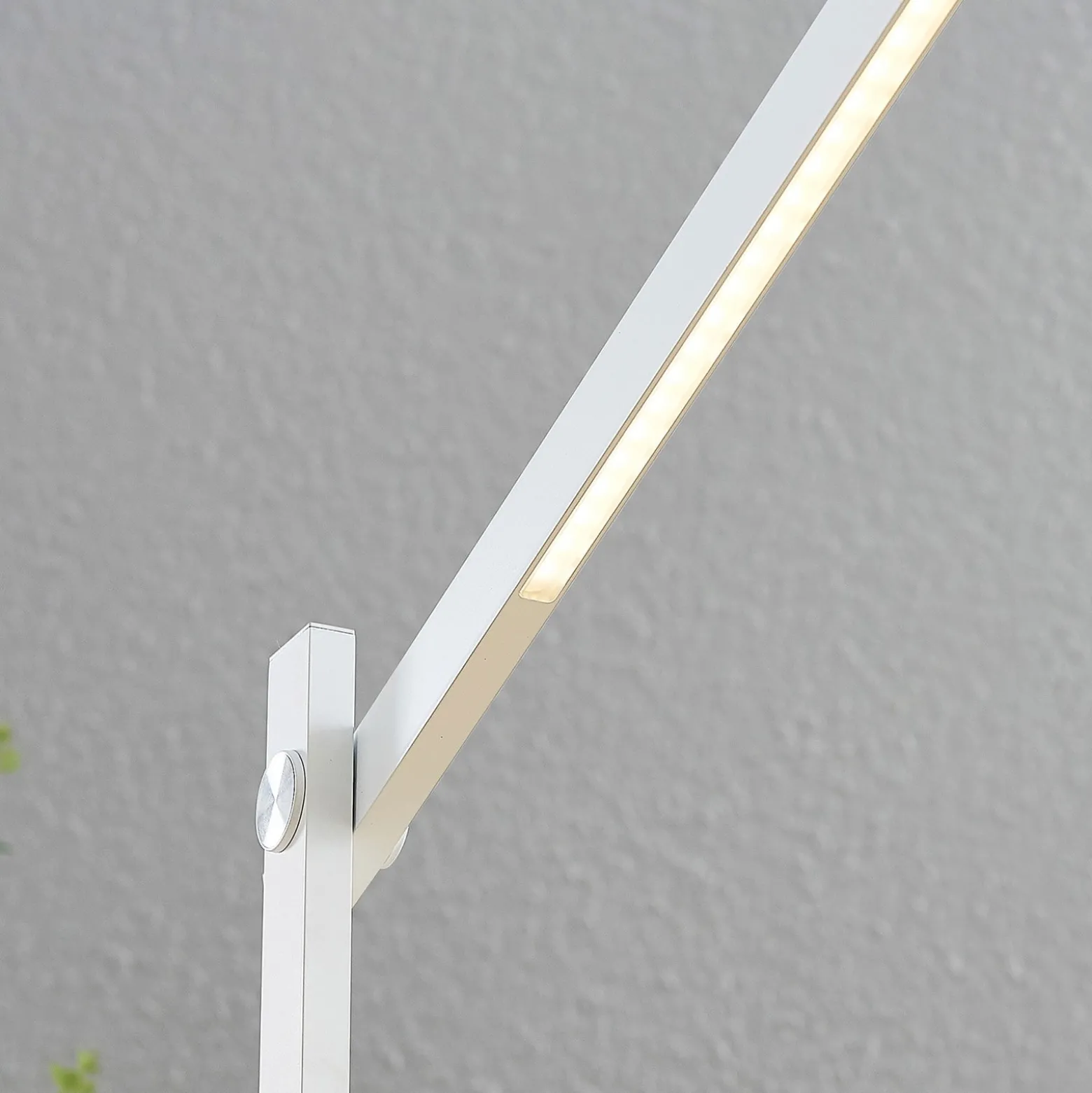 Lindby LED-pöytävalaisin Loretta, korkeus 43 cm, valkoinen, CCT