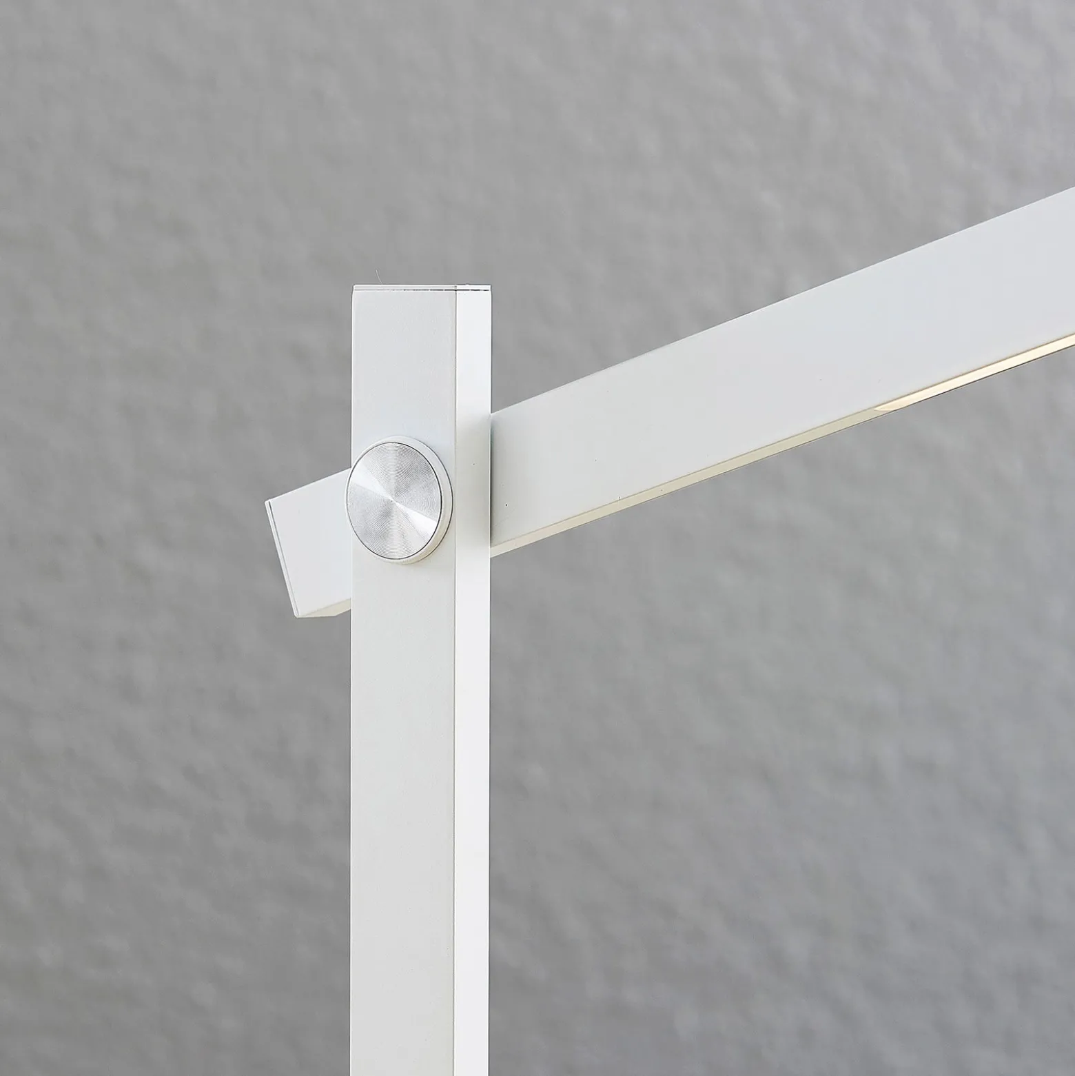 Lindby LED-pöytävalaisin Loretta, korkeus 43 cm, valkoinen, CCT