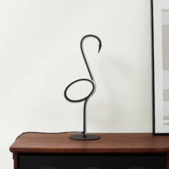 Lindby LED-pöytävalaisin Pajaro, 49cm, musta, alumiinia, flamingo