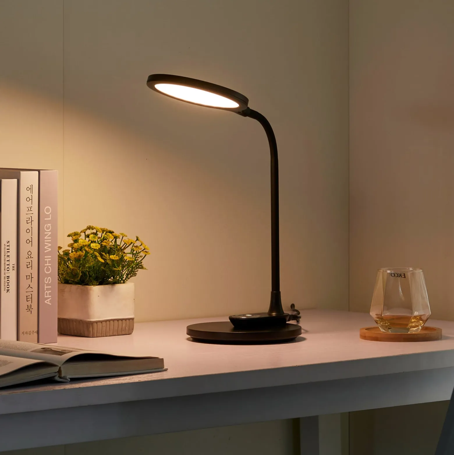 Lindby LED-pöytävalaisin Valtaria, musta, CCT, himmennettävä