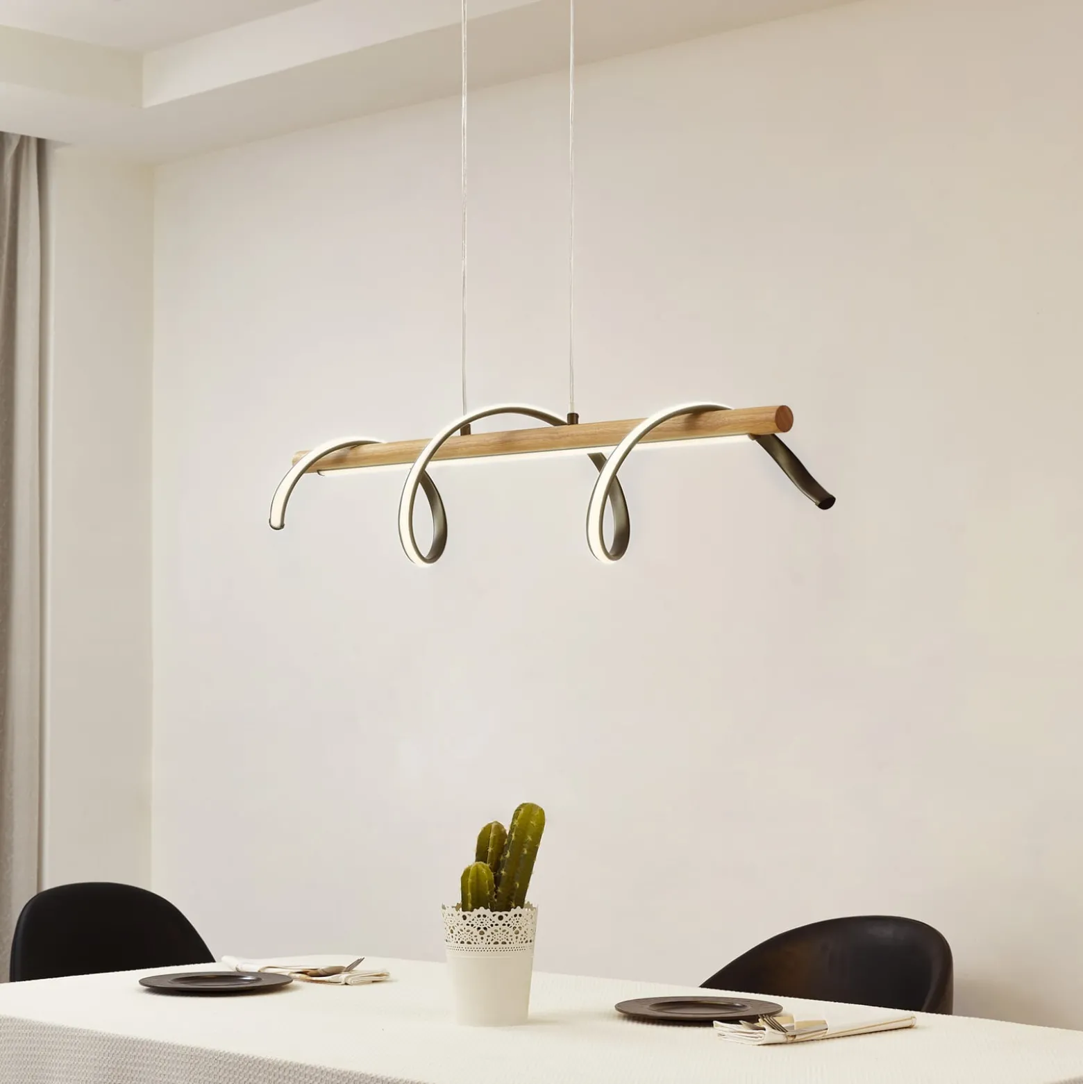 Lindby LED-riippuvalaisin Spiraali, musta, puuta, pituus 95 cm