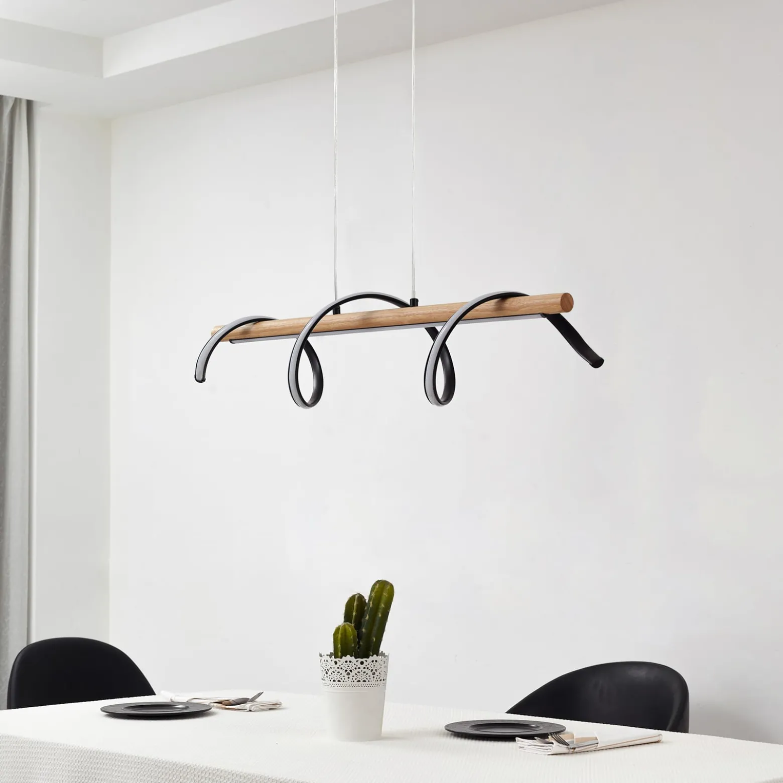 Lindby LED-riippuvalaisin Spiraali, musta, puuta, pituus 95 cm