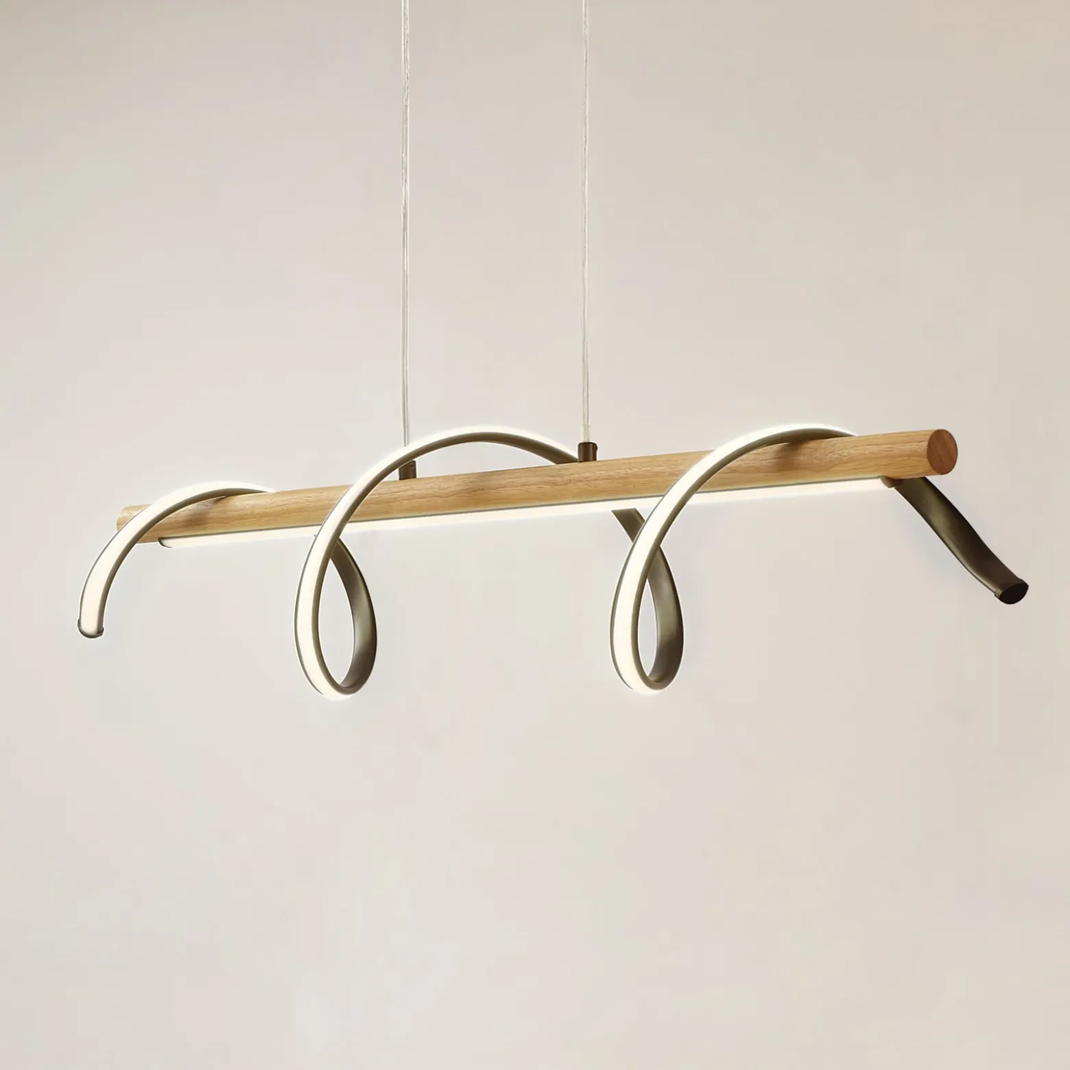 Lindby LED-riippuvalaisin Spiraali, musta, puuta, pituus 95 cm