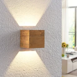 Lindby LED-seinävalaisin Benicio, 11 cm, kulmikas, puu