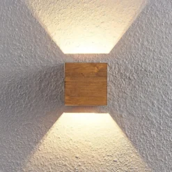 Lindby LED-seinävalaisin Benicio, 11 cm, kulmikas, puu
