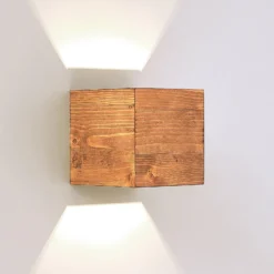 Lindby LED-seinävalaisin Benicio, 11 cm, kulmikas, puu