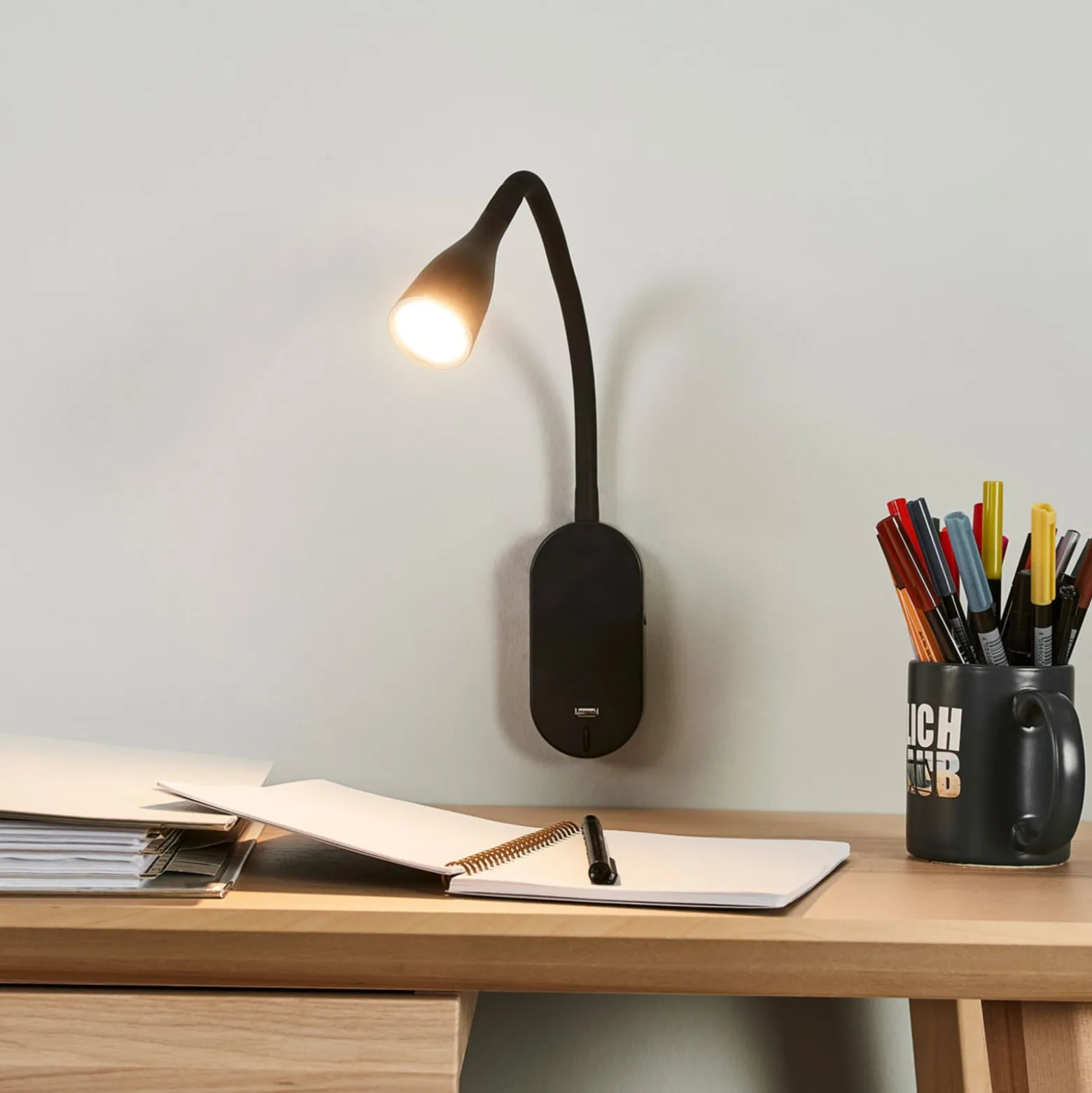Lindby LED-seinävalaisin Enna, 34 cm, musta, kytkin, USB