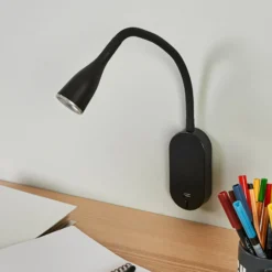 Lindby LED-seinävalaisin Enna, 34 cm, musta, kytkin, USB