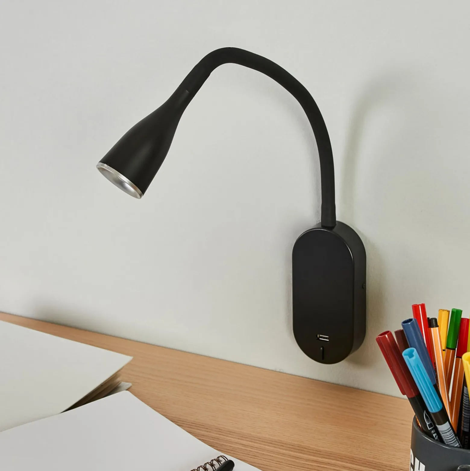 Lindby LED-seinävalaisin Enna, 34 cm, musta, kytkin, USB