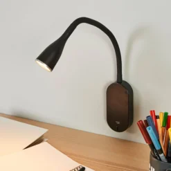 Lindby LED-seinävalaisin Enna, 34 cm, musta, kytkin, USB