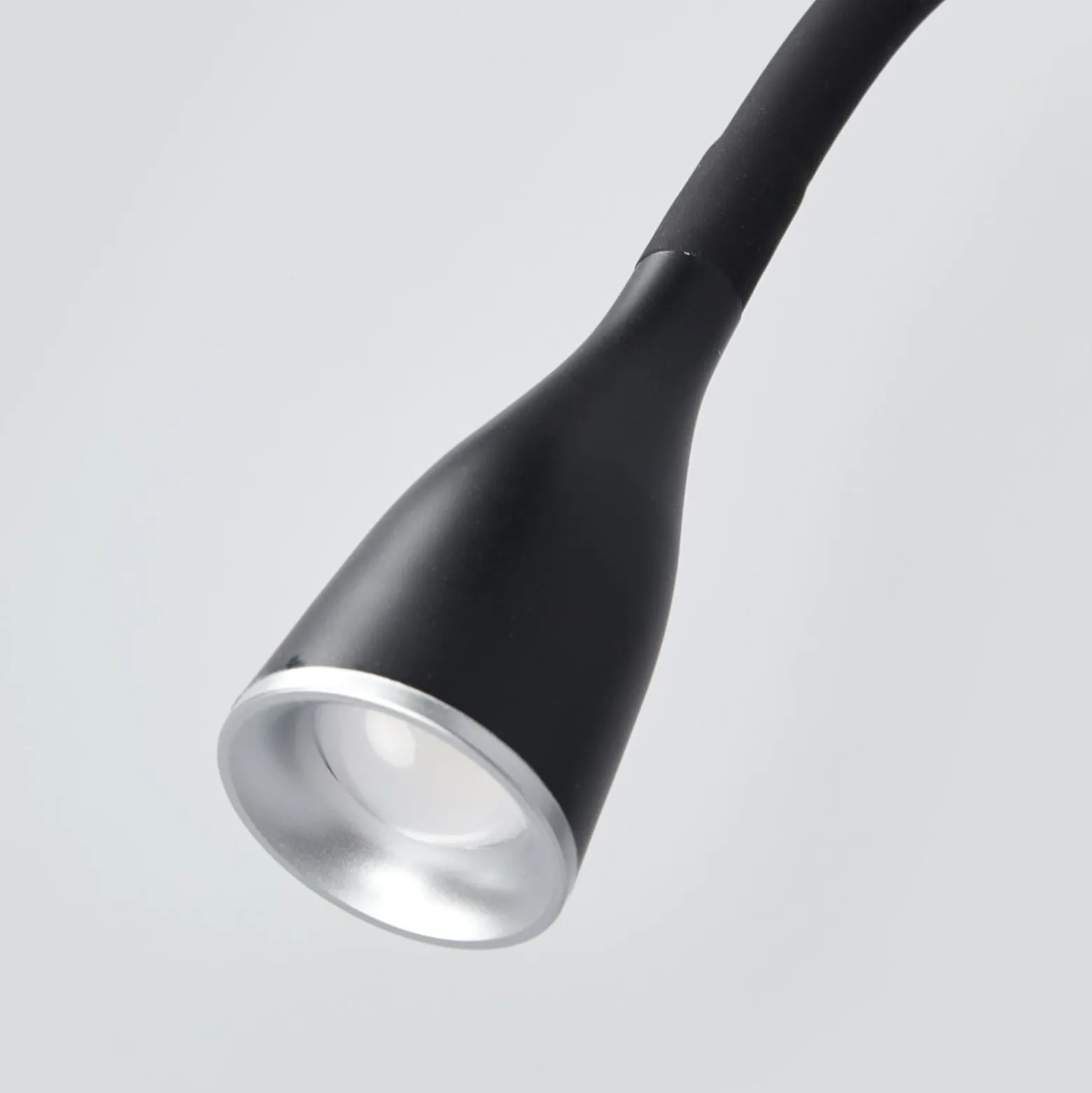 Lindby LED-seinävalaisin Enna, 34 cm, musta, kytkin, USB