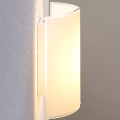 Lindby LED-seinävalaisin Helmi, korkeus 21 cm, lasi, puoliympyrän muotoinen