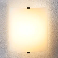 Lindby LED-seinävalaisin Helmi, korkeus 21 cm, lasi, puoliympyrän muotoinen