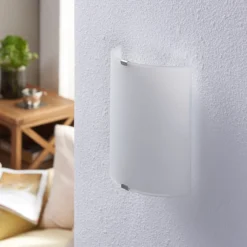 Lindby LED-seinävalaisin Helmi, korkeus 21 cm, lasi, puoliympyrän muotoinen