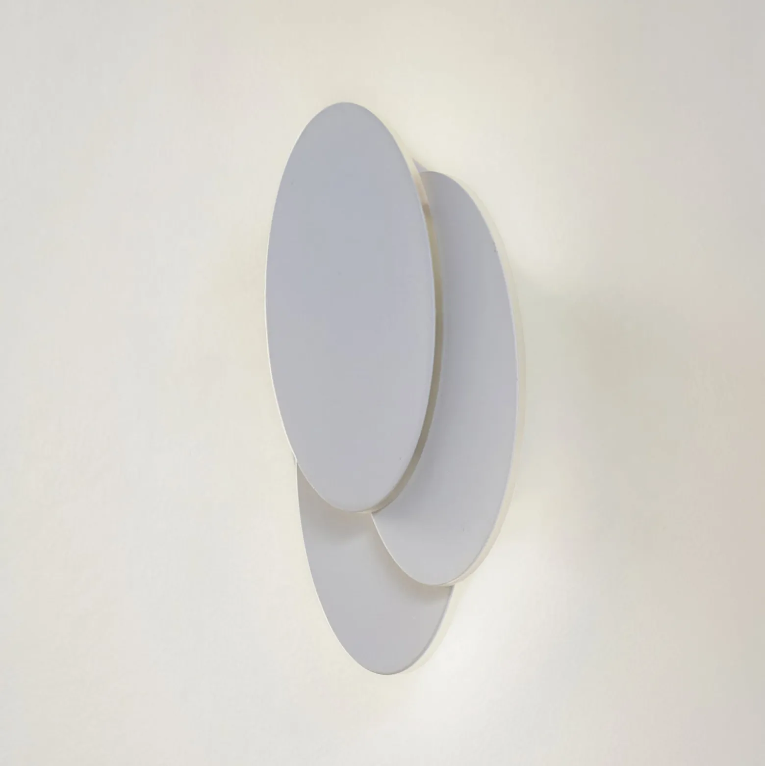 Lindby LED-seinävalaisin Kolme, valkoinen, muovia, 28 cm