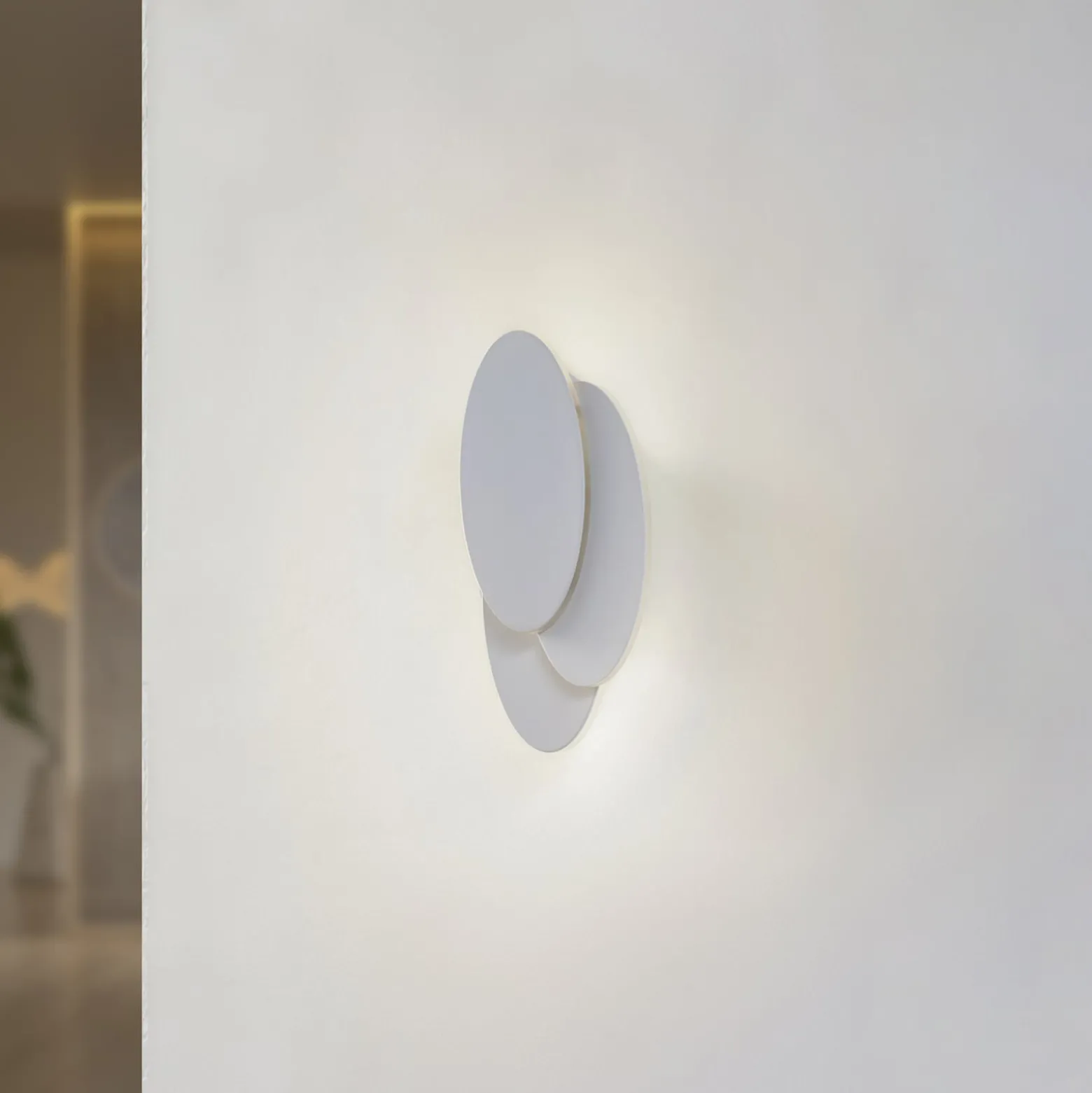 Lindby LED-seinävalaisin Kolme, valkoinen, muovia, 28 cm