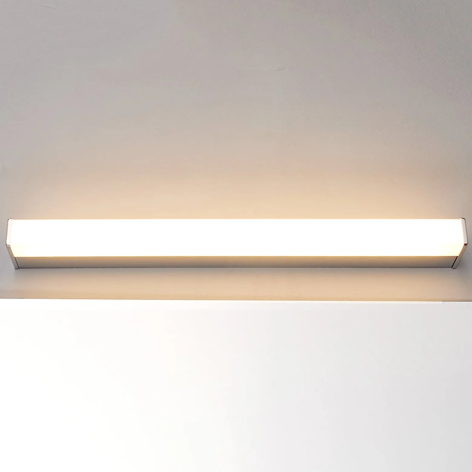 Lindby LED-seinävalaisin Philippa, kulmikas, 59 cm, kromi, IP44