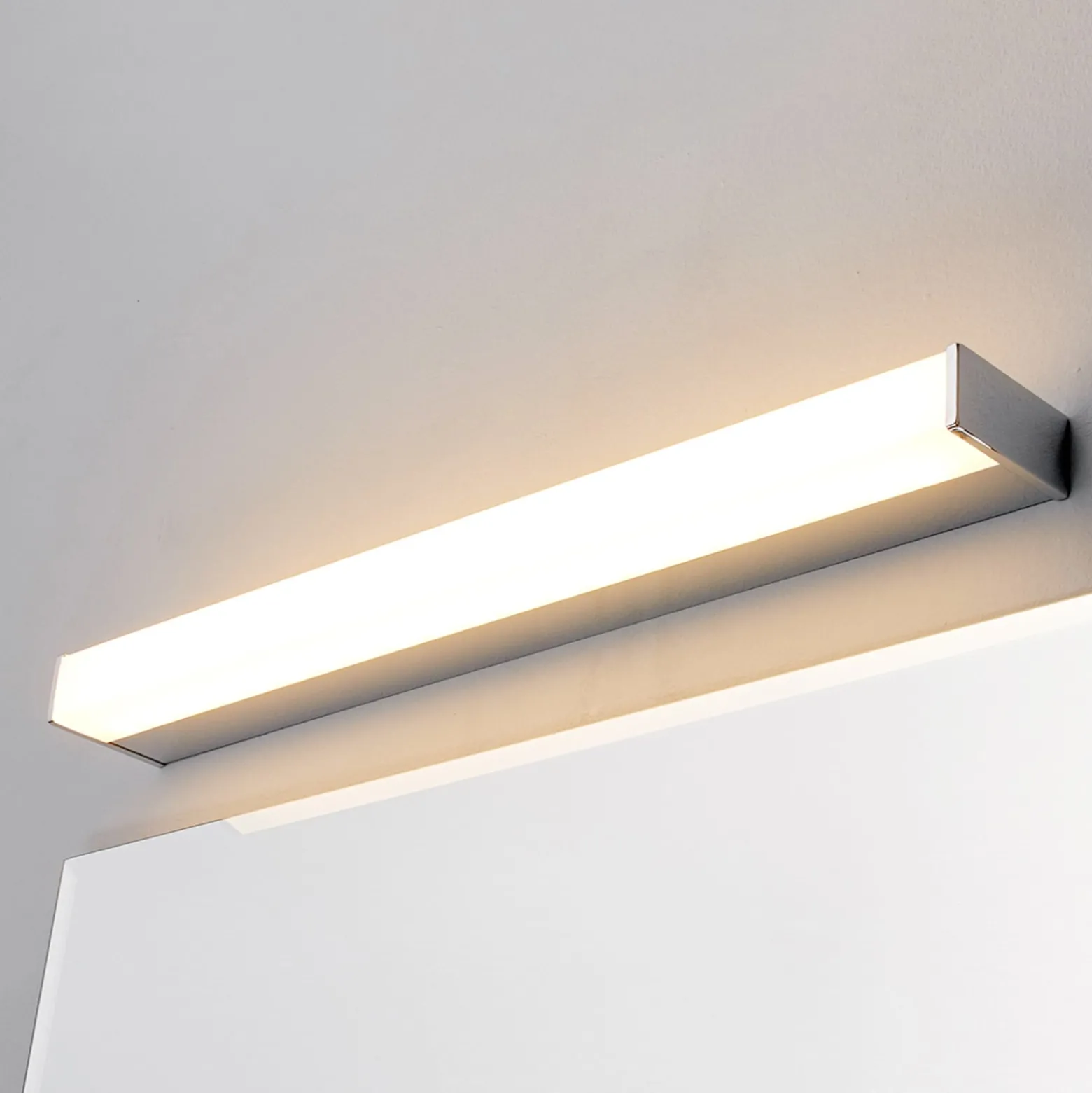 Lindby LED-seinävalaisin Philippa, kulmikas, 59 cm, kromi, IP44