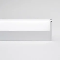 Lindby LED-seinävalaisin Philippa, kulmikas, 59 cm, kromi, IP44