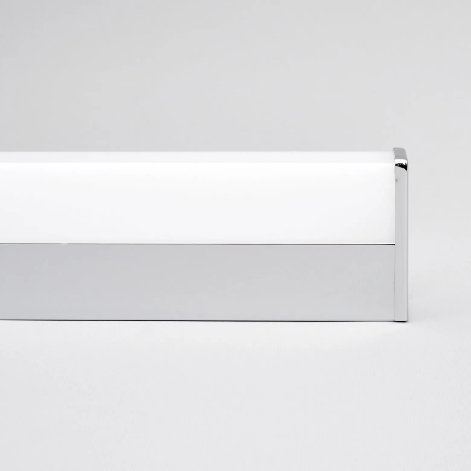 Lindby LED-seinävalaisin Philippa, kulmikas, 59 cm, kromi, IP44