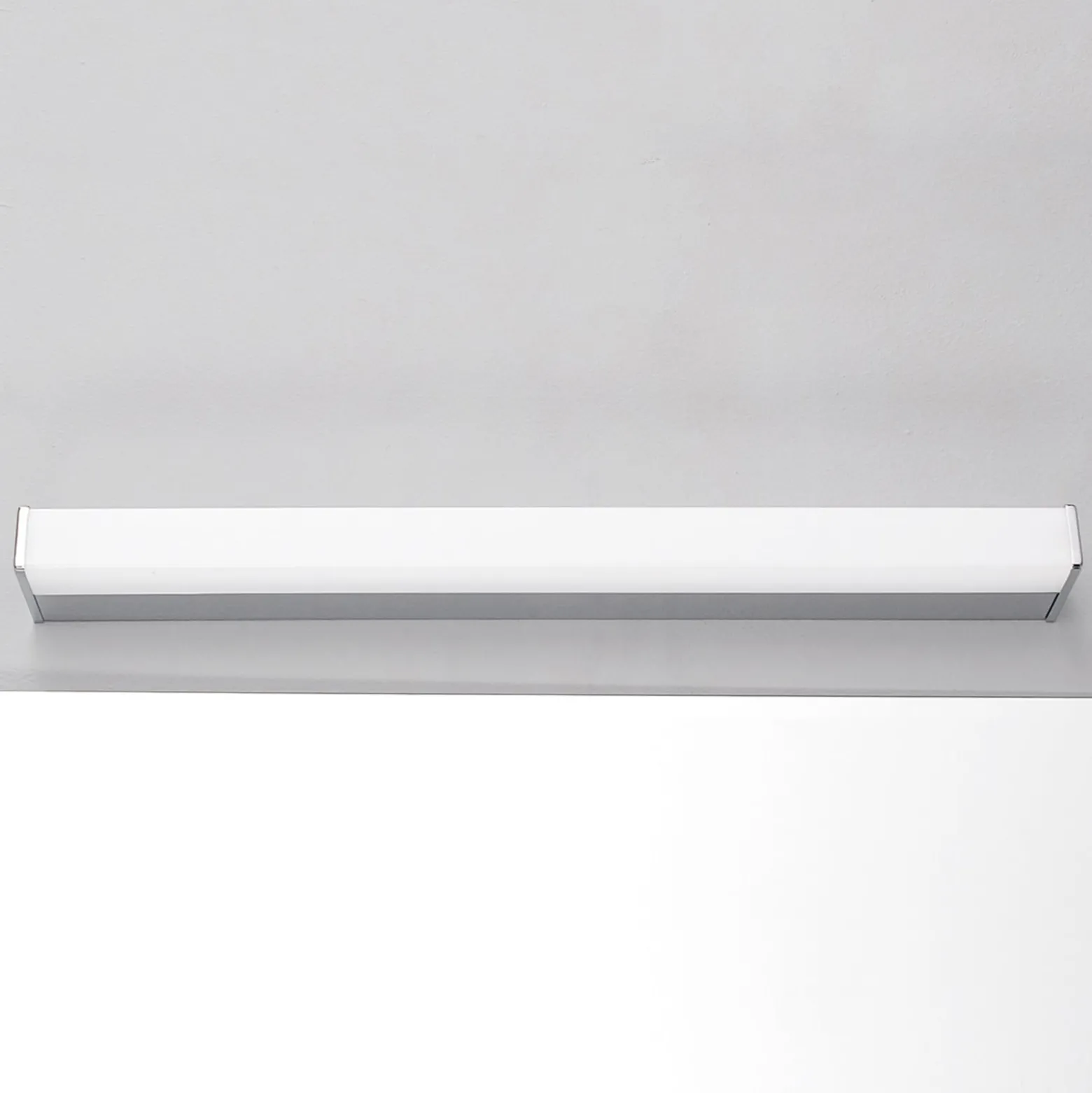 Lindby LED-seinävalaisin Philippa, kulmikas, 59 cm, kromi, IP44