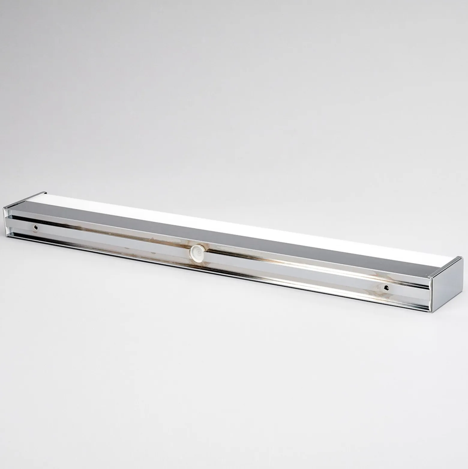 Lindby LED-seinävalaisin Philippa, kulmikas, 59 cm, kromi, IP44