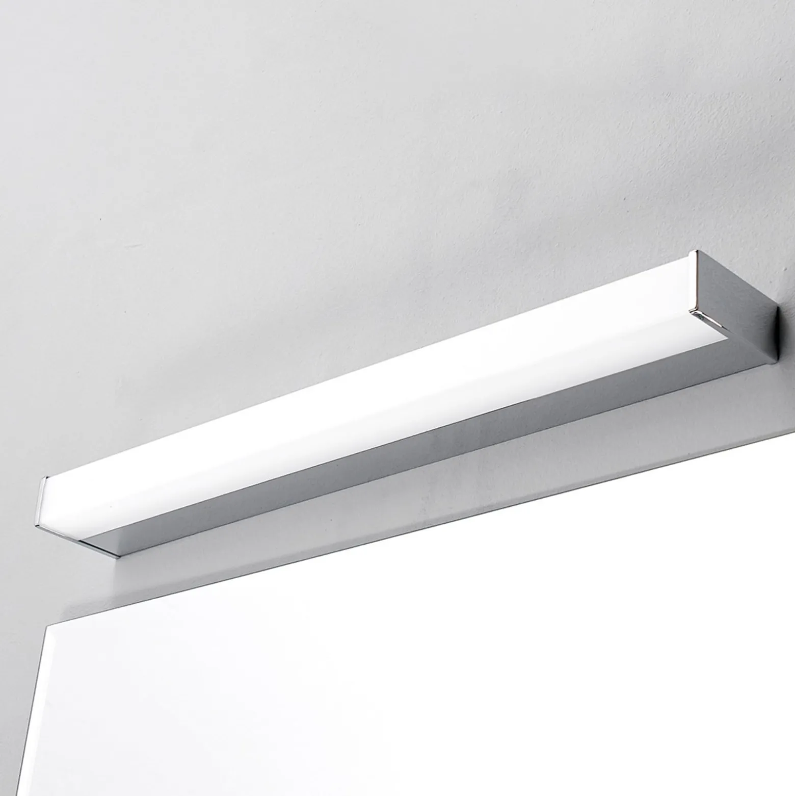 Lindby LED-seinävalaisin Philippa, kulmikas, 59 cm, kromi, IP44