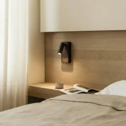 Lindby LED-seinävalaisin Tallis, musta, USB-C, liikkuva