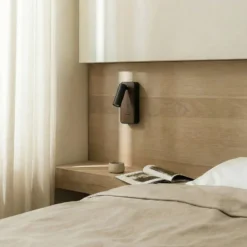 Lindby LED-seinävalaisin Tallis, musta, USB-C, liikkuva