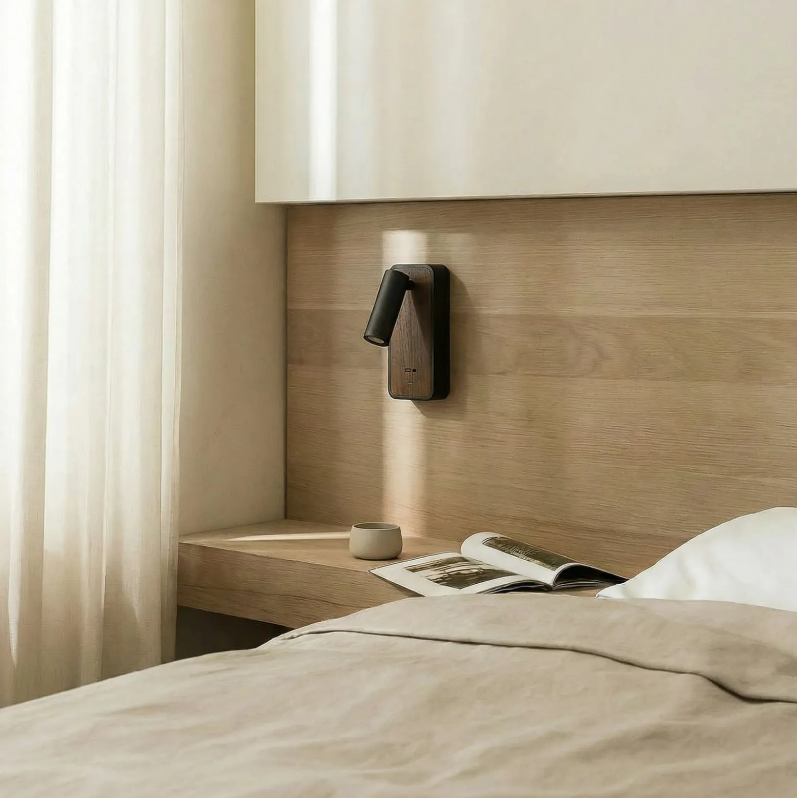 Lindby LED-seinävalaisin Tallis, musta, USB-C, liikkuva