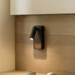 Lindby LED-seinävalaisin Tallis, musta, USB-C, liikkuva