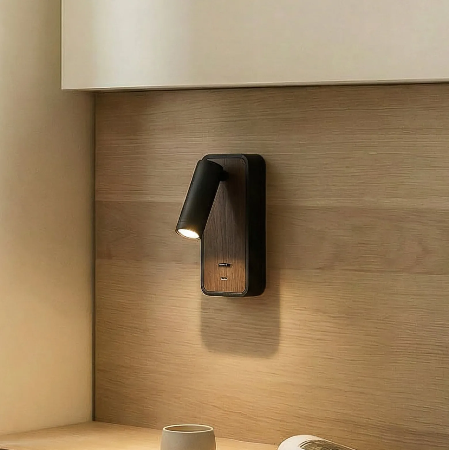 Lindby LED-seinävalaisin Tallis, musta, USB-C, liikkuva