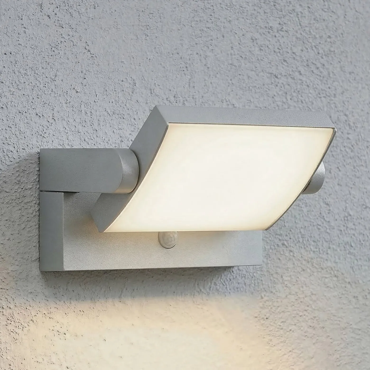 Lindby LED-ulkoseinälamppu Sherin, vaaleanharmaa, kääntyvä, liiketunnistin