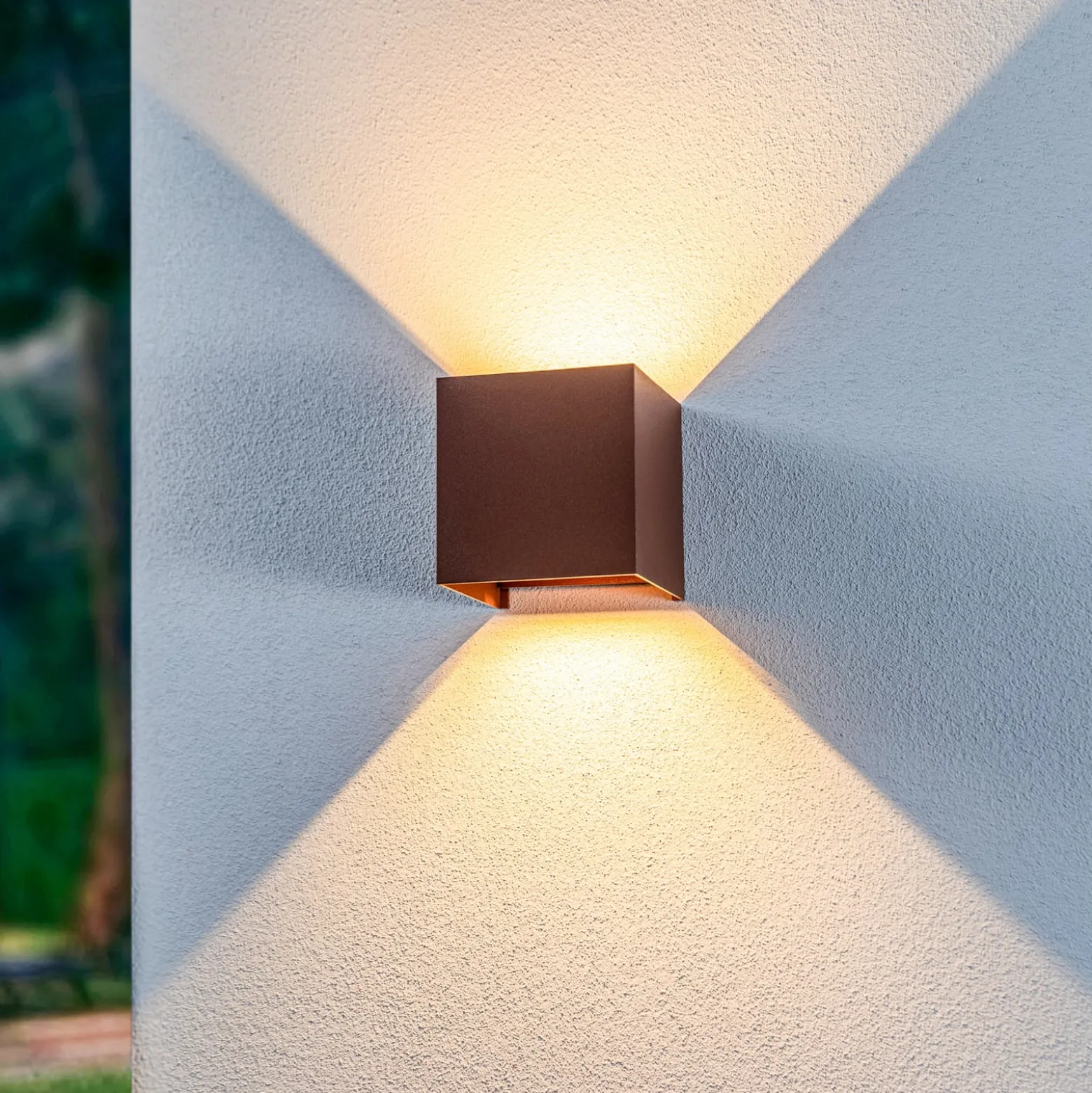 Lindby LED-ulkoseinävalaisin Nivar, kulmikas, ruoste, 10 cm, IP54