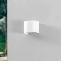 Lindby LED-ulkoseinävalaisin Nivar, pyöreä, valkoinen, metalli, IP54