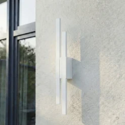 Lindby LED-ulkoseinävalaisin Sakari, valkoinen, alumiini, korkeus 59 cm