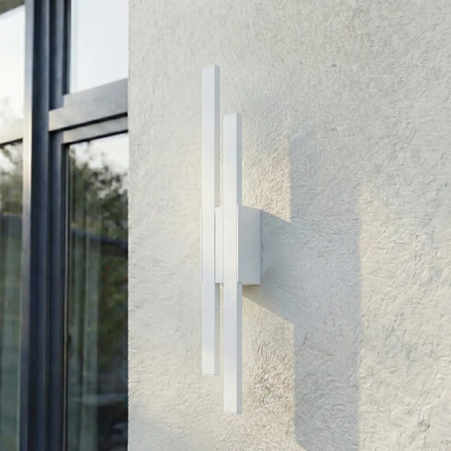 Lindby LED-ulkoseinävalaisin Sakari, valkoinen, alumiini, korkeus 59 cm