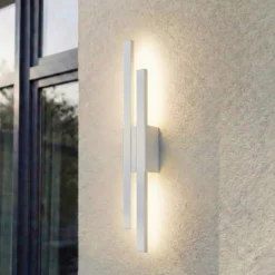 Lindby LED-ulkoseinävalaisin Sakari, valkoinen, alumiini, korkeus 59 cm