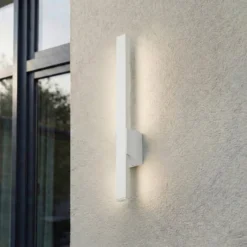 Lindby LED-ulkoseinävalaisin Sakari, valkoinen, alumiini, korkeus 50 cm